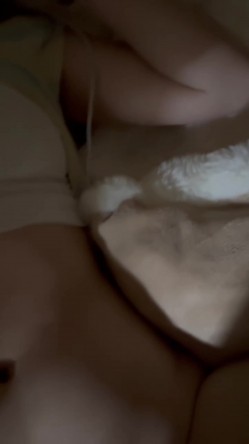 极品反差婊 高颜值婴儿肥美女，被操时害羞得捂着脸，最后还是无奈的露脸挨操 截图3