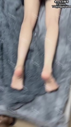 重口警告！瞠目结舌！把堂妹调教成为吃精液和尿液母狗！妹妹的精液食物吃播 截图7