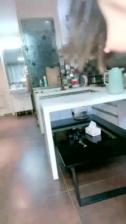客厅沙发上，厨房，餐桌上玩丰满黑丝老婆，蝴蝶逼被老公手指抠逼，后入，手指挑逗阴蒂 截图10