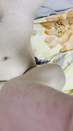 郑州超大奶高颜值女友 淋浴头对准穴自己抠特写掰开给男友看 巨乳多毛全给镜头 截图6