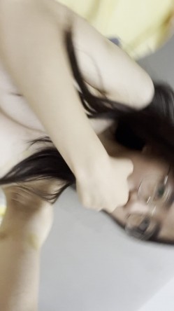 郑州超大奶高颜值女友 淋浴头对准穴自己抠特写掰开给男友看 巨乳多毛全给镜头 截图10