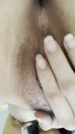 郑州超大奶高颜值女友 淋浴头对准穴自己抠特写掰开给男友看 巨乳多毛全给镜头 截图14