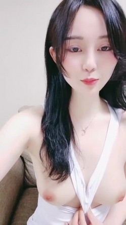 明星颜值长相甜美极品美女第二弹，豹纹吊带丁字裤，翘起屁股扭动摆弄，白皙美乳手指抠逼，浴室洗澡湿身诱惑 截图15