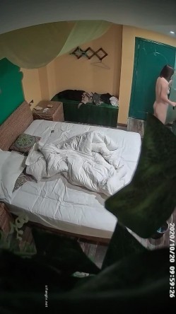 主题酒店蓝绿房偷拍外地来旅游的情侣小哥陌生环境热身很久才能勃起做爱 截图9