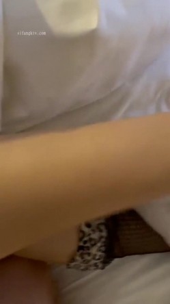 【网曝热门事件 ️泄密】南航空姐女友完美恋情 性爱私拍流出 各种玩弄调教玩弄爆操喷一地 完美露脸 高清720P原版 截图14