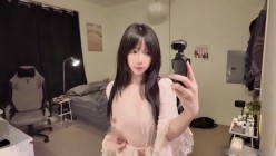 这才是纯欲天花板女神！这颜值真的太顶级了，一副厌世御姐高冷脸，深喉吞精直接吸嘴里吞精了！ 截图1