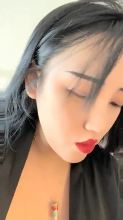 178胸膜！~【傲胸新木优子】，KTV土豪淫乱，高端酒店会牛郎！夜生活真是丰富，之前还爱装逼不脱呢 截图1