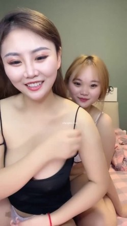 无滤镜，颇有姿色的少妇，大姨妈不休息，【胸无大痣】。邀闺蜜下海~绝顶双乳浪~特写掰弄血逼!快撸 截图7