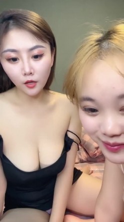 无滤镜，颇有姿色的少妇，大姨妈不休息，【胸无大痣】。邀闺蜜下海~绝顶双乳浪~特写掰弄血逼!快撸 截图8