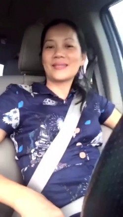 这位广东阿姨你还记得吗，出门不穿内裤，开车起步，掀起性感裙子露出诱人阴毛，老公‘拉高点’ 阿姨笑得好开心！ 截图3