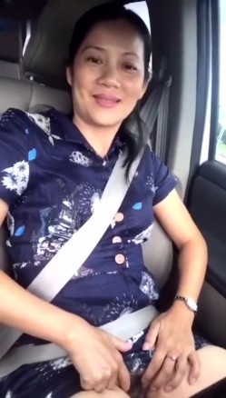 这位广东阿姨你还记得吗，出门不穿内裤，开车起步，掀起性感裙子露出诱人阴毛，老公‘拉高点’ 阿姨笑得好开心！ 截图5