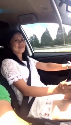 这位广东阿姨你还记得吗，出门不穿内裤，开车起步，掀起性感裙子露出诱人阴毛，老公‘拉高点’ 阿姨笑得好开心！ 截图12