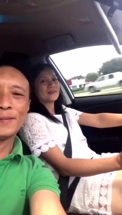 这位广东阿姨你还记得吗，出门不穿内裤，开车起步，掀起性感裙子露出诱人阴毛，老公‘拉高点’ 阿姨笑得好开心！ 截图13