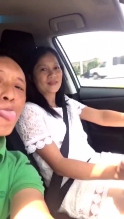 这位广东阿姨你还记得吗，出门不穿内裤，开车起步，掀起性感裙子露出诱人阴毛，老公‘拉高点’ 阿姨笑得好开心！ 截图14