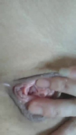 极品巨乳阿姨，这两只大奶子吊在胸前，坐着玩具好过瘾，骚水不停流！ 截图8