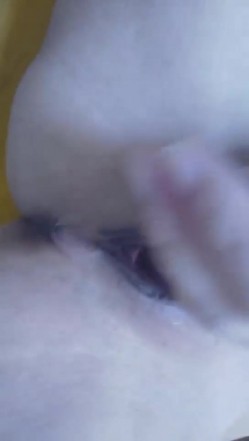 极品巨乳阿姨，这两只大奶子吊在胸前，坐着玩具好过瘾，骚水不停流！ 截图13