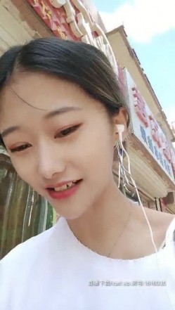 清纯小仙女一路户外回家暴露内心的阴暗面，没想到这么骚换上黑丝带上口球奶头戴上乳夹，玩弄大黑牛高潮抽搐 截图1