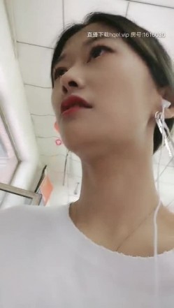 清纯小仙女一路户外回家暴露内心的阴暗面，没想到这么骚换上黑丝带上口球奶头戴上乳夹，玩弄大黑牛高潮抽搐 截图2
