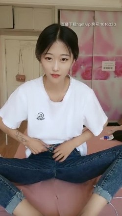 清纯小仙女一路户外回家暴露内心的阴暗面，没想到这么骚换上黑丝带上口球奶头戴上乳夹，玩弄大黑牛高潮抽搐 截图3
