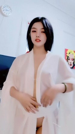 青春无敌，抖音风艺校美少女【杨晓花】定制福利，露脸露点，各种热门BGM裸舞 截图9