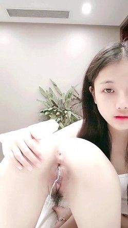 超清纯颜值姐妹花【上篇】双女大尺度秀，黑丝美臀翘起扭动，上下叠罗汉塞着棉棒，手指互插菊花，一起掰穴特写非常诱人 截图10