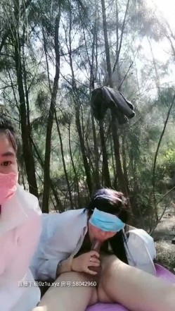 精瘦小哥户外伺候姐妹花，轮流给舔大鸡巴，躺在地上享受骚女的口活服务直接上位抽插，两女轮草激情揉奶子 截图8