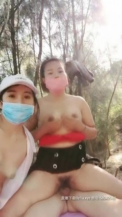 精瘦小哥户外伺候姐妹花，轮流给舔大鸡巴，躺在地上享受骚女的口活服务直接上位抽插，两女轮草激情揉奶子 截图11