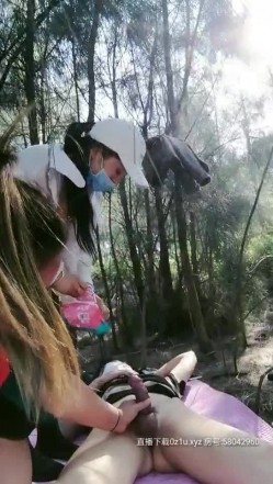 精瘦小哥户外伺候姐妹花，轮流给舔大鸡巴，躺在地上享受骚女的口活服务直接上位抽插，两女轮草激情揉奶子 截图12