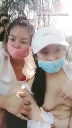 精瘦小哥户外伺候姐妹花，轮流给舔大鸡巴，躺在地上享受骚女的口活服务直接上位抽插，两女轮草激情揉奶子 截图15