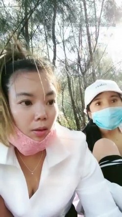 精瘦小哥户外伺候姐妹花，轮流给舔大鸡巴，躺在地上享受骚女的口活服务直接上位抽插，两女轮草激情揉奶子 截图16