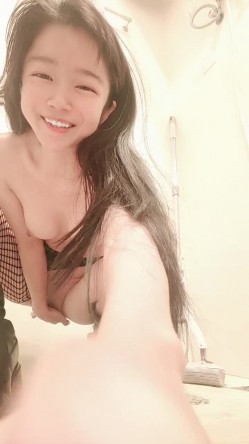 网丝学妹露脸一个人躲在厕所里抠弄骚穴，陪狼友互动撩骚，手速超快搞到自己高潮喷水浪叫呻吟，表情好骚刺激 截图2