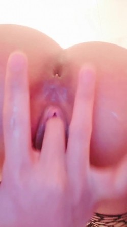 网丝学妹露脸一个人躲在厕所里抠弄骚穴，陪狼友互动撩骚，手速超快搞到自己高潮喷水浪叫呻吟，表情好骚刺激 截图11