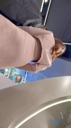 商城跟随偷窥漂亮小少妇 蓝色小内内紧紧卡着屁沟 看着好骚气 截图1