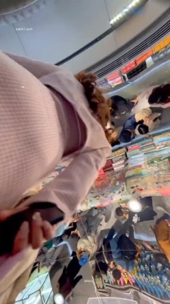 商城跟随偷窥漂亮小少妇 蓝色小内内紧紧卡着屁沟 看着好骚气 截图8