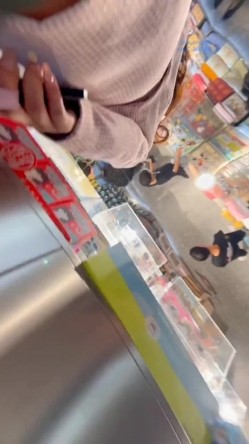 商城跟随偷窥漂亮小少妇 蓝色小内内紧紧卡着屁沟 看着好骚气 截图9
