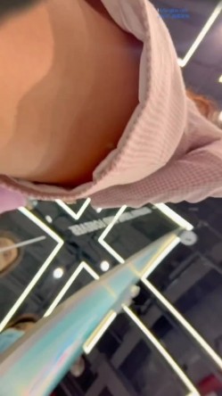 商城跟随偷窥漂亮小少妇 蓝色小内内紧紧卡着屁沟 看着好骚气 截图16