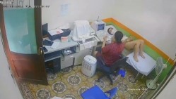 医院摄像头偷拍妇科阴超检查,妙龄少妇小媳妇们被超长设备插入阴道,疼得直咧嘴,最后捂着肚子颤颤巍巍走出来 截图1