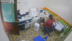 医院摄像头偷拍妇科阴超检查,妙龄少妇小媳妇们被超长设备插入阴道,疼得直咧嘴,最后捂着肚子颤颤巍巍走出来 截图2