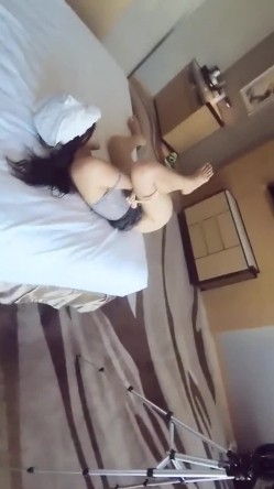 漂亮大奶美女 啊啊 好舒服 老公用力 干我 吊我 轻点别让人听到 被大鸡吧无套输出 截图5