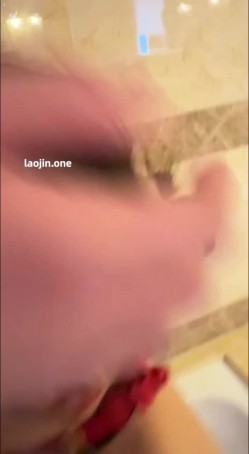 推特大神，露脸爱玩少妇【苏州小霸王SguaiWang】偏爱老A8，五星级酒店3P，蜜桃臀控，瑜伽裤，腿控丝袜控！ 截图9