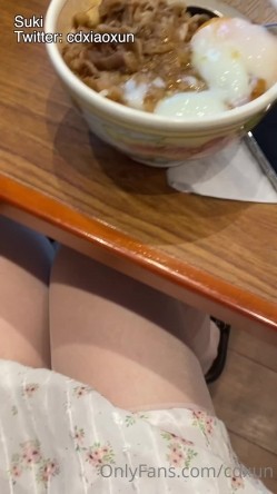 推特男娘 EliaBlaineCD小薰 一个喜欢玩露出的漂亮TS 各种变装show 穿上女装在食堂玩鸡 截图2
