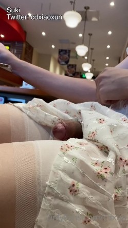 推特男娘 EliaBlaineCD小薰 一个喜欢玩露出的漂亮TS 各种变装show 穿上女装在食堂玩鸡 截图5