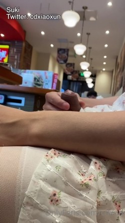 推特男娘 EliaBlaineCD小薰 一个喜欢玩露出的漂亮TS 各种变装show 穿上女装在食堂玩鸡 截图7