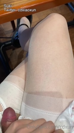 推特男娘 EliaBlaineCD小薰 一个喜欢玩露出的漂亮TS 各种变装show 穿上女装在食堂玩鸡 截图12