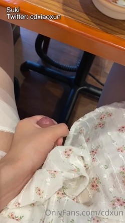 推特男娘 EliaBlaineCD小薰 一个喜欢玩露出的漂亮TS 各种变装show 穿上女装在食堂玩鸡 截图15
