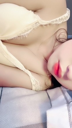 笑容甜美，高端精致女神【18岁昆明女模】大尺度福利，道具狠狠自慰，高潮喷水，玩的很开 截图1