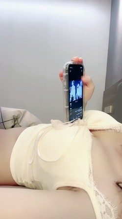 笑容甜美，高端精致女神【18岁昆明女模】大尺度福利，道具狠狠自慰，高潮喷水，玩的很开 截图4