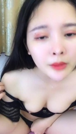 颜值不错的车模果果露脸自己玩跳弹，一直摩擦阴蒂爽的呻吟不断，直接脱光玩电动道具，插进骚逼自慰，表情销魂 截图2