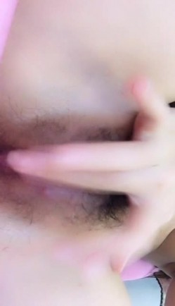 颜值不错的车模果果露脸自己玩跳弹，一直摩擦阴蒂爽的呻吟不断，直接脱光玩电动道具，插进骚逼自慰，表情销魂 截图8