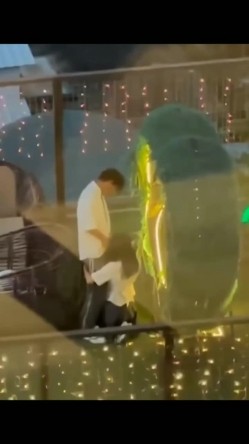 吃东莞常平百花时代广场网红天台，小情侣这么快就忍耐不住了吗？在天台做这种事 截图12